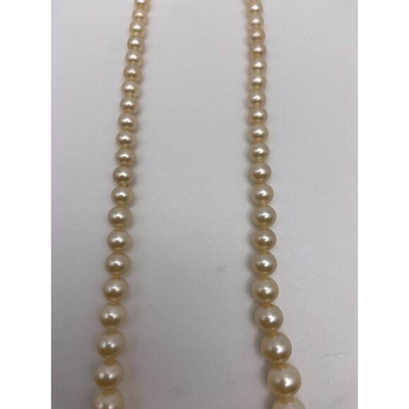 Vintage Crown Trifari Graduated Faux Pearl Tulip Clasp Classic Necklace - Picture 7 of 10